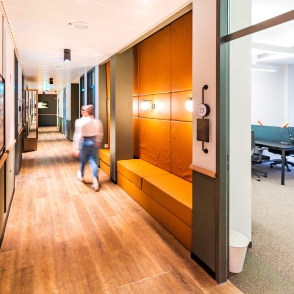 2020-10-01-Plaza-Cubes-Interior-die-zweite_JPG_20201001_PlazaCubesDUS_225-scaled-1-reaz9h14wgg4etrklgdadedymjlla8sxyjdo9dsqps